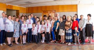 Жінок Кам`янського привітали з Днем матері
